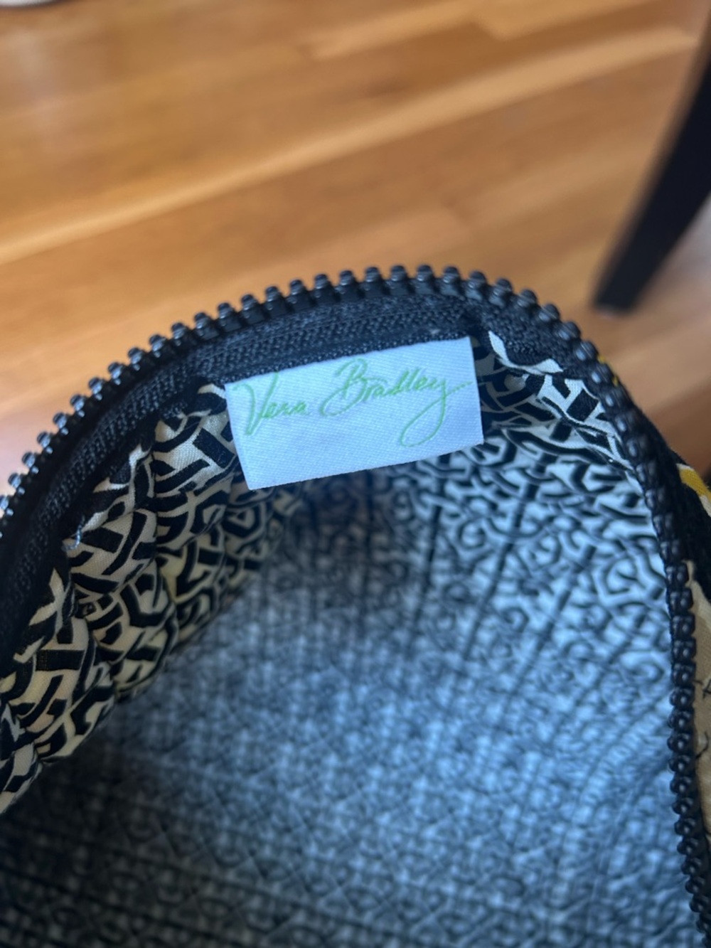 Vera Bradley – Dogwood Quilted Floral duffel Bag in Black, Yellow & White. - Picture 6 of 6